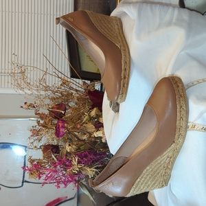 Viscata leather tan wedge